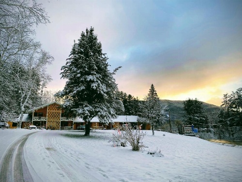 Snowdon Chalet Motel image 15