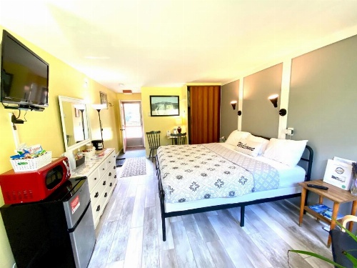 Snowdon Chalet Motel image 28